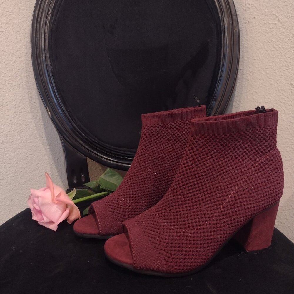NEW NEVER WORN- White mt. Peep-toe Mesh heeled bootie Burgundy SIZE 5.5